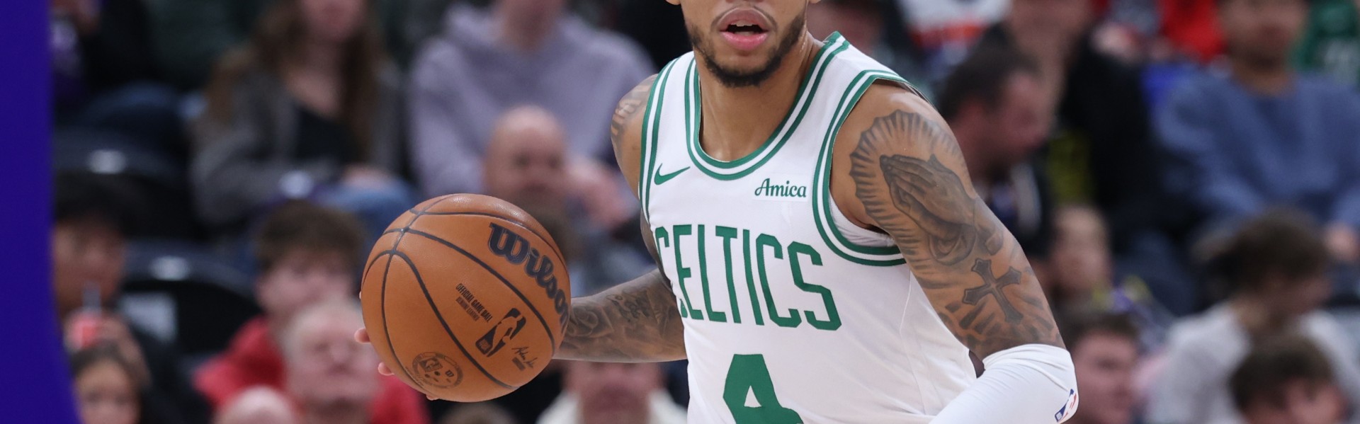 yunkai体育-杰伦·布朗：这是安芬尼·西蒙斯本赛季最佳表现之一 无可挑剔