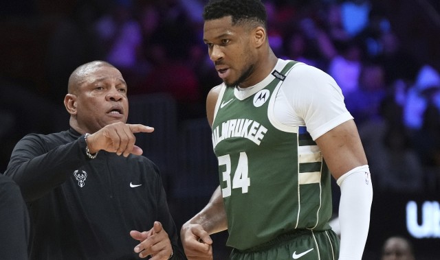 雄鹿过去4场分别输29、23、27、18分 四场合计输97分创队史纪录